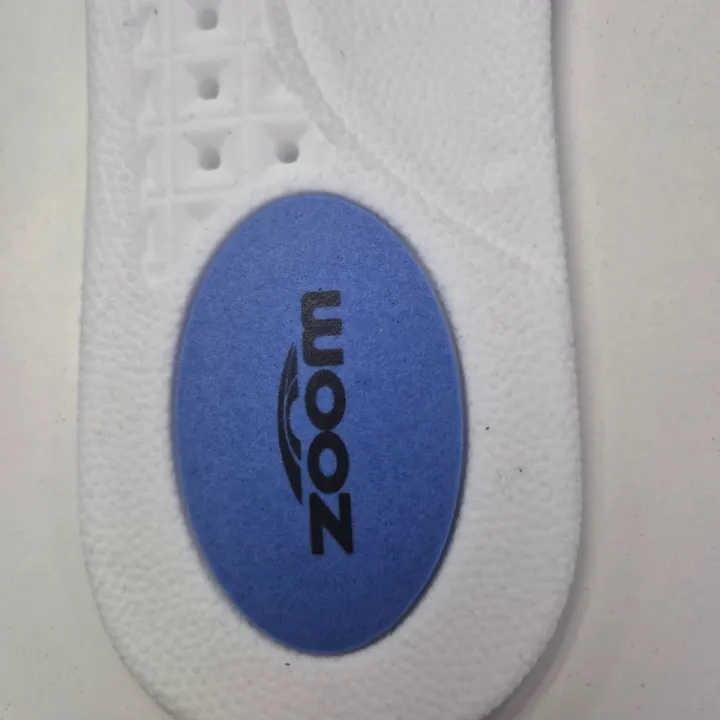 Detaliu branț alb cu logo Zoom si talpa perforata