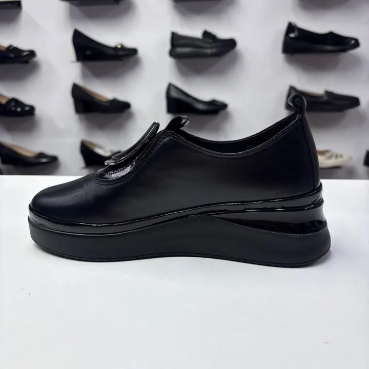 Pantof dama negru din piele naturala, cu talpa groasa si bareta velcro, profil lateral