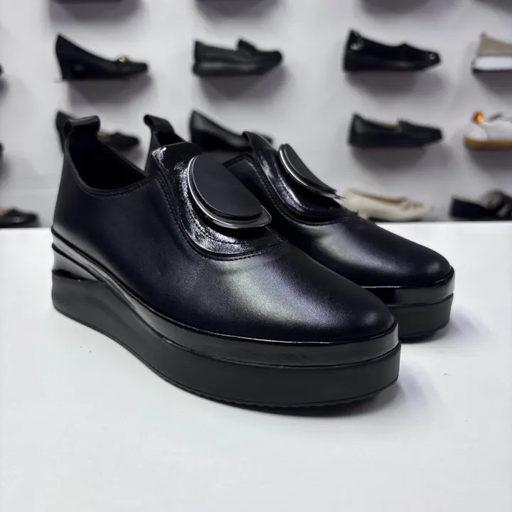 Pereche de pantofi dama negri din piele naturala, cu talpa groasa si inchidere velcro